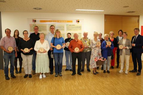 Bürgermeister Christoph Fleischhauer mit Gewinnerinnen und Gewinnern des dritten Gartenwettbewerbs der Stadt Moers.