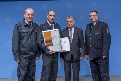 Verleihung der Förderplakette 'Ehrenamt in Feuerwehr und Katastrophenschutz' an die Schreinerei van Wickeren