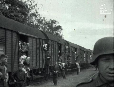 Ein altes Bild von einem Zug und einem Soldaten.