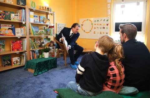 Bürgermeister Christoph Fleischhauer liest Kindern aus der Stepke-KiTa Sinneszauber vor