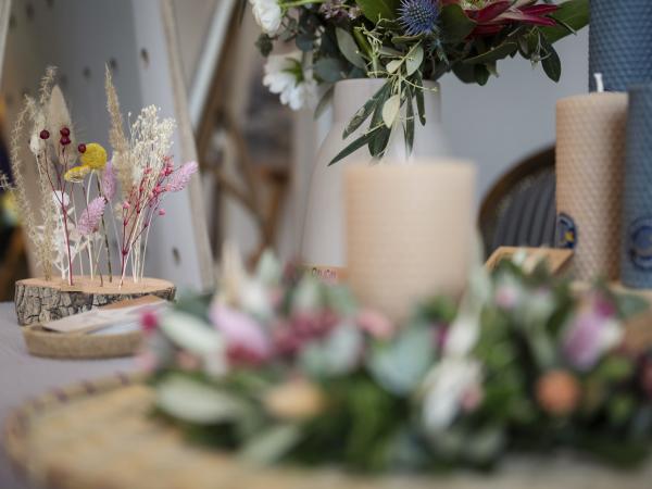 Blumengestecke auf einem Tisch