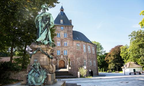 Moerser Schloss davor das Denkmal von Luise Henriette von Oranien
