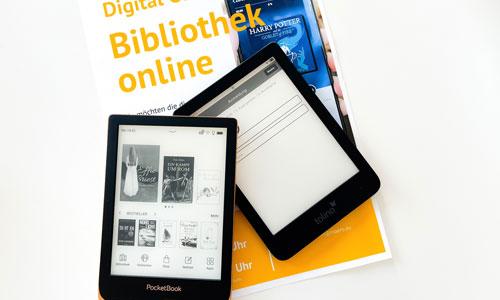 2 Tabletts liegen auf einer Broschüre Bibliothek online