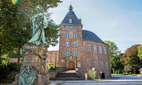 Moerser Schloss mit dem Denkmal von Luise Henriette davor