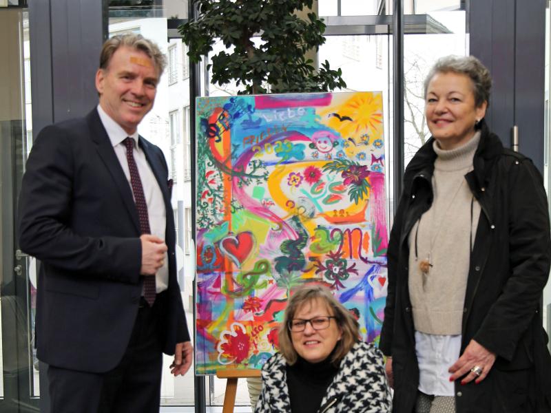 Bürgermeister Christoph Fleischhauer, Birgit Kalke und Jutta Dammers-Plaßmann (v.l.) haben am 21. Februar das erste Moerser Bürgerbild im Rathaus enthüllt. (Foto: pst)