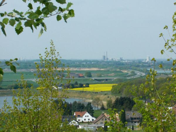 Blick von der Halde Pattberg auf Häuser und Felder