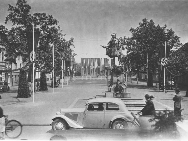 Neumarkt mit Hakenkreuzfahnen 1938
