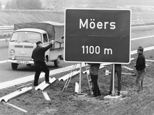 Aufstellung des Hinweisschildes Moers im Jahr 1970