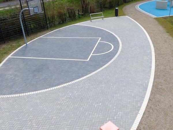 Ein Basketballplatz.