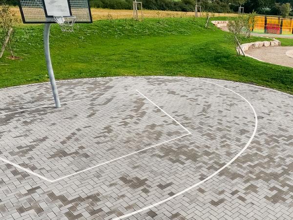 Ein Basketballplatz.