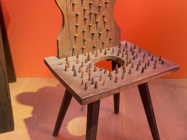 Ein Folterstuhl in der Ausstellung Leonie Heinrich