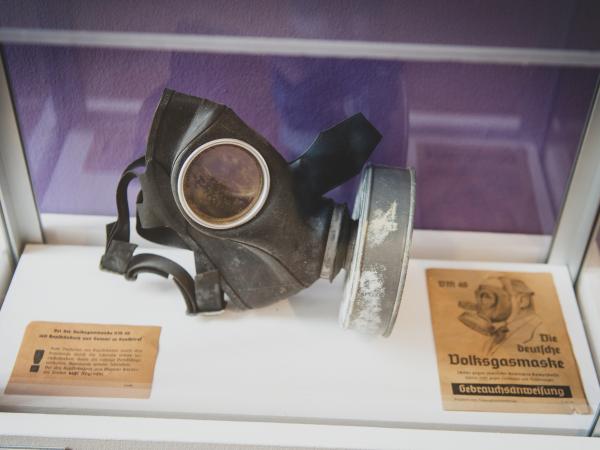 Eine Volksgasmaske mit Gebrauchsanweisung in einer Glasvitrine