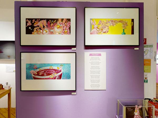 Eine Fotowand mit verschiedenen Bildern rosa Hasen