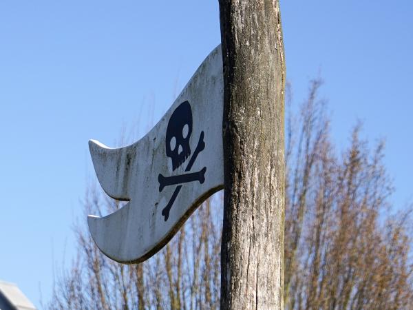 Piratenflagge aus Holz.