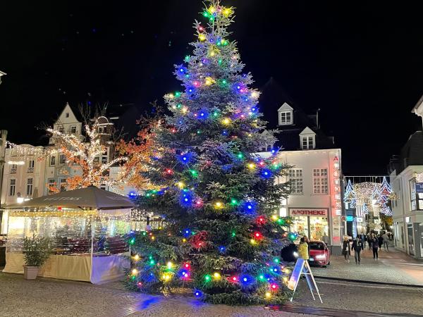 Bunter Weihnachtsbaum auf dem Altmarkt in Moers