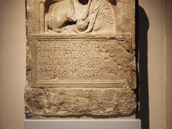 Eine alte Steintafel mit lateinischer Inschrift.