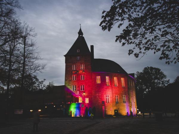 Das Moerser Schloss bunt beleuchtet. 