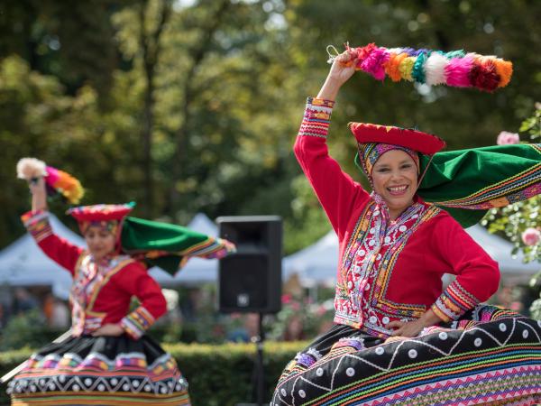 Auftritt von peruanischen Tänzerinnen.