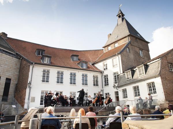 Konzert des Posaunenchors Moers im Schlosshof.