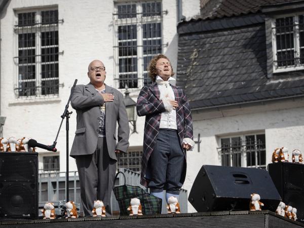 Zwei singende Männer vor dem Moerser Schloss.