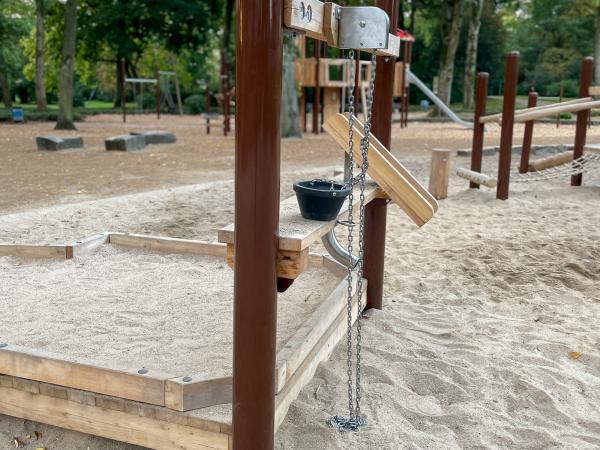 Sandbereich mit Sandbaustelle.