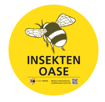 Eine gemalte schwarz-weiße Hummel auf gelben Sticker. Der Schriftzug 'Insektenoasen' unter der Hummel. Das Wappen der Stadt Moers und ein Qr-Code im Fuß des Stickers.