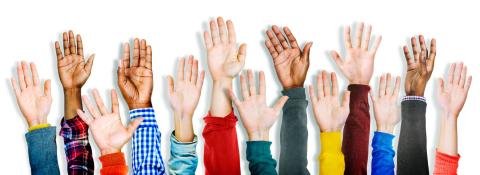 Gruppe multiethnische verschiedene Hände angehoben. Bild freepic.com