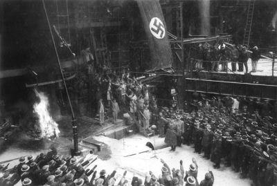 Beim Anstich eines neuen Hochofens im Januar 1938 bei Krupp in Rheinhausen