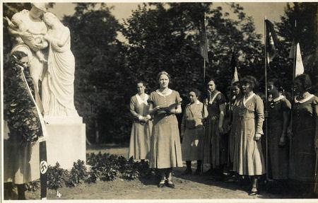 Junge Frauen des Bundes der Königin Luise im Juli 1933