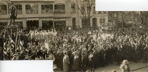 Ein aus 2 Postkarten zusammen gesetzte Bild zeigt Moerser Berufsverbände und Geschäftsleute beim Umzug mit der SA auf dem Hindenburgplatz (heute wieder Neumarkt)