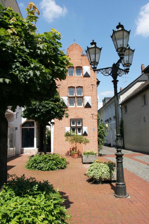 Historische Häuser am Pumpeneck in der Moerser Innenstadt