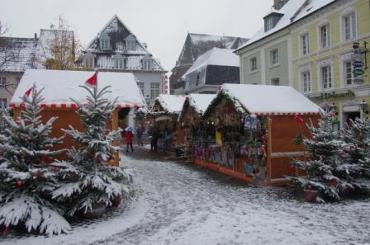 Verkaufshütten in Schnee auf dem Moerser Weihnachtsmarkt