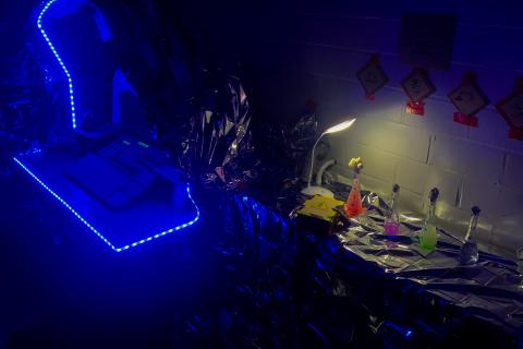 Dunkel gehaltene Raumstation des Escape Rooms beim hello world festival 2022