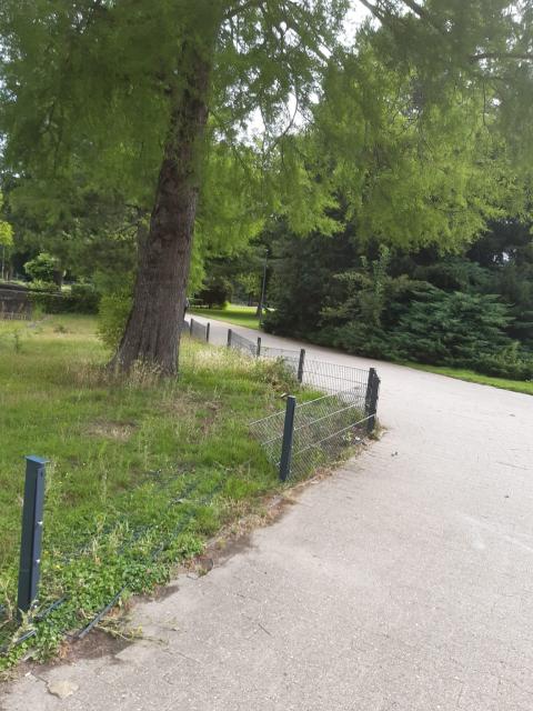 Vandalismus im Park: Zerstörter Zaun an einer Grünanlage