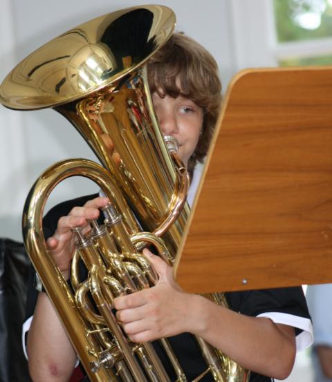 Ein Junge spielt Tuba.