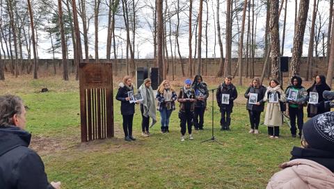 Eine Schülergruppe des Grafschafter Gymnasiums erinnert mit Porträts an die ermordeten Mitglieder der Familie Leiss