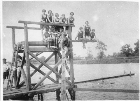 Alter Sprungturm aus Holz im Bettenkamper Meer (1924)