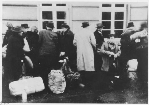 Erste Deportation Moerser Juden an der Haltestelle Steinschen (1941) 