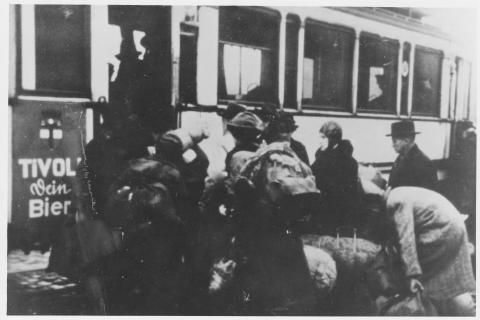 Erste Deportation von Moerser Juden am 10.12.1941 an der Haltestelle Steinschen