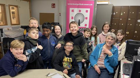 Mehrere Kinder beim Bürgerfunk Radio K.W.