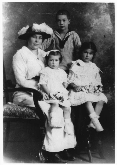 Jüdische Familie aus Moers, Auguste Franken mit Kindern Karl, Edith und Trude (1916)