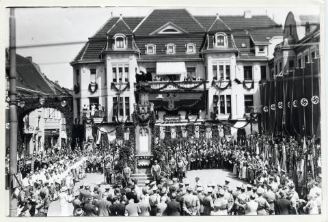 Nach dem Anschluss Österreichs wird der Altmarkt in Platz der Wachau umbenannt (1938)