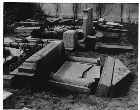 Zerstörte Grabsteine auf dem jüdischen Friedhof (1927)