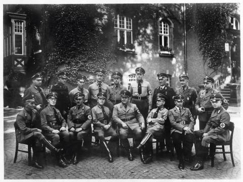 Mehrere Männer in NS-Uniform vor dem alten Landratsamt.
