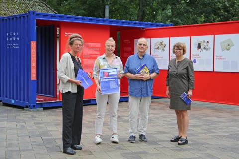 Vier Personen halten Flyer und Plakate mit dem Hashtag StolenMemory
